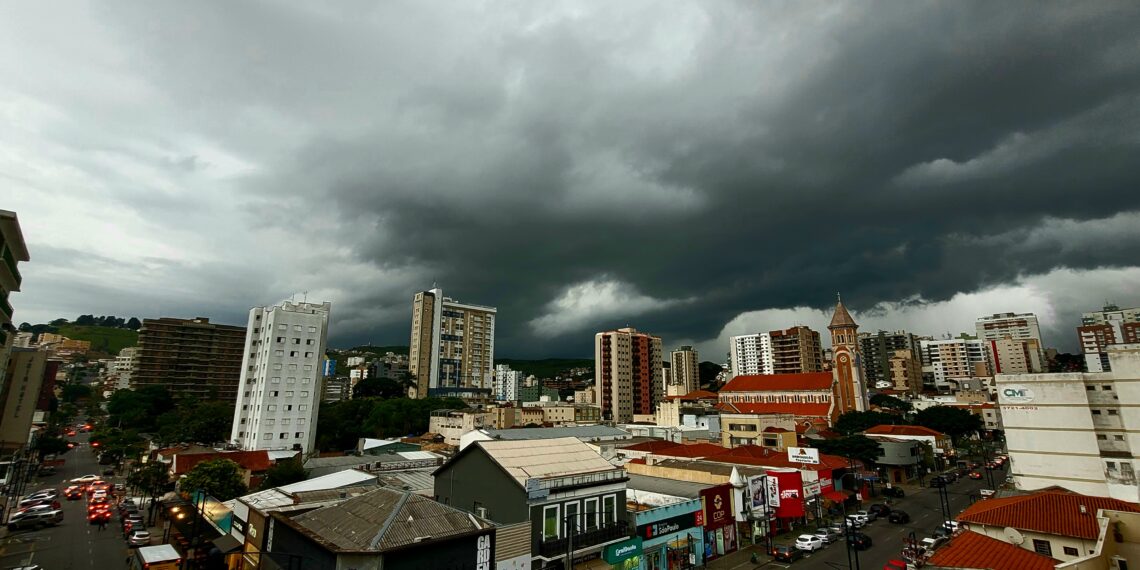 Inmet emite alerta de temporais em Poços e mais de 650 cidades de Minas Gerais