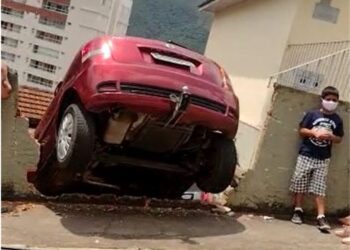 Mulher perde controle de carro e atinge muro de residência em Poços de Caldas