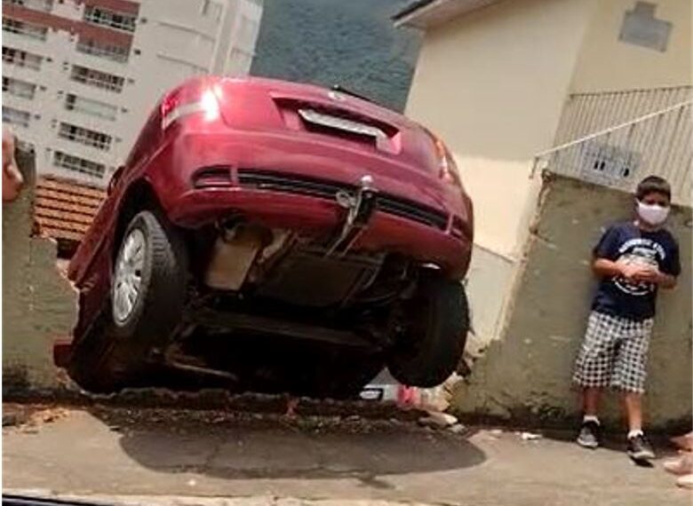 Mulher perde controle de carro e atinge muro de residência em Poços de Caldas