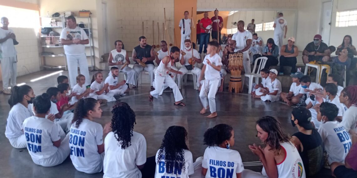 Projeto de Capoeira Filhos do Bonfim realiza formatura de crianças em Poços de Caldas