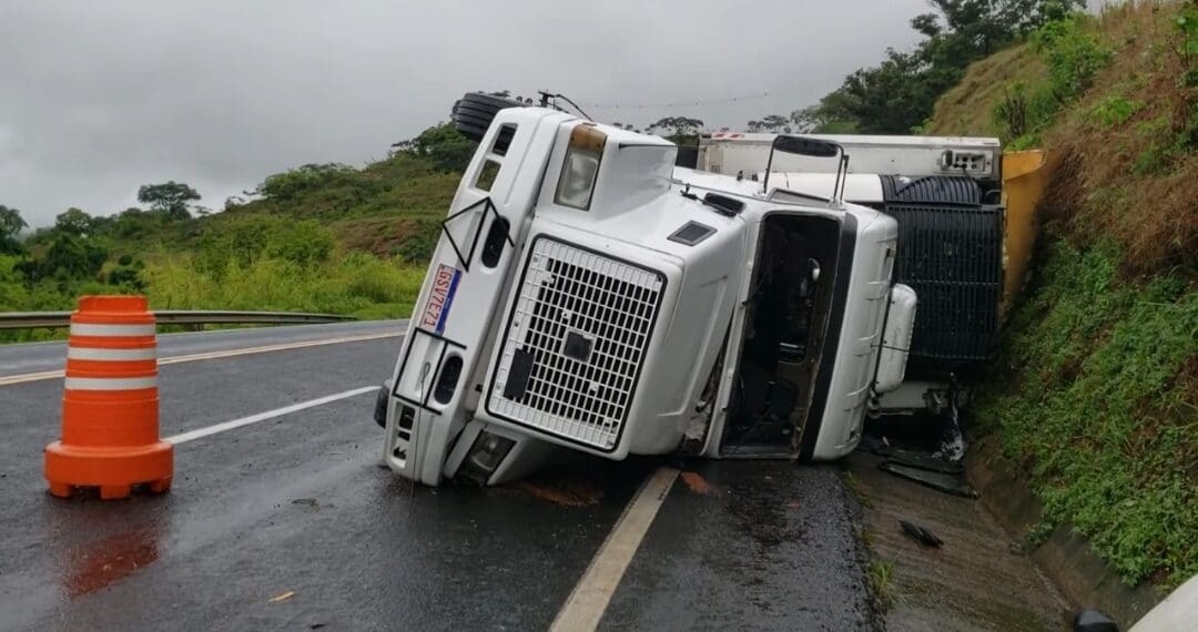 Caminhão tomba entre Poços de Caldas e Águas da Prata
