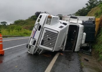 Caminhão tomba entre Poços de Caldas e Águas da Prata