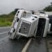 Caminhão tomba entre Poços de Caldas e Águas da Prata