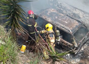 Bombeiros combatem dois incêndios em veículos em Poços de Caldas