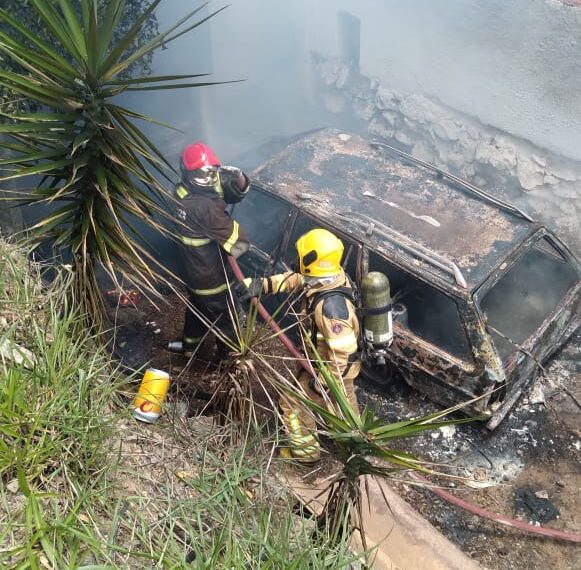 Bombeiros combatem dois incêndios em veículos em Poços de Caldas