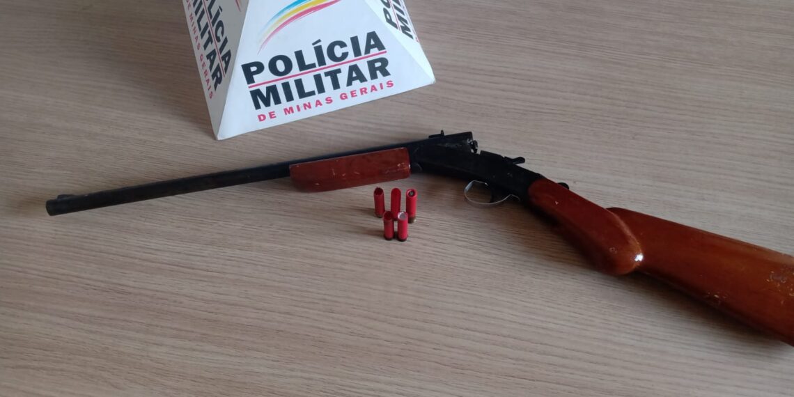 Homem é preso após ameaçar esposa com arma em Caldas