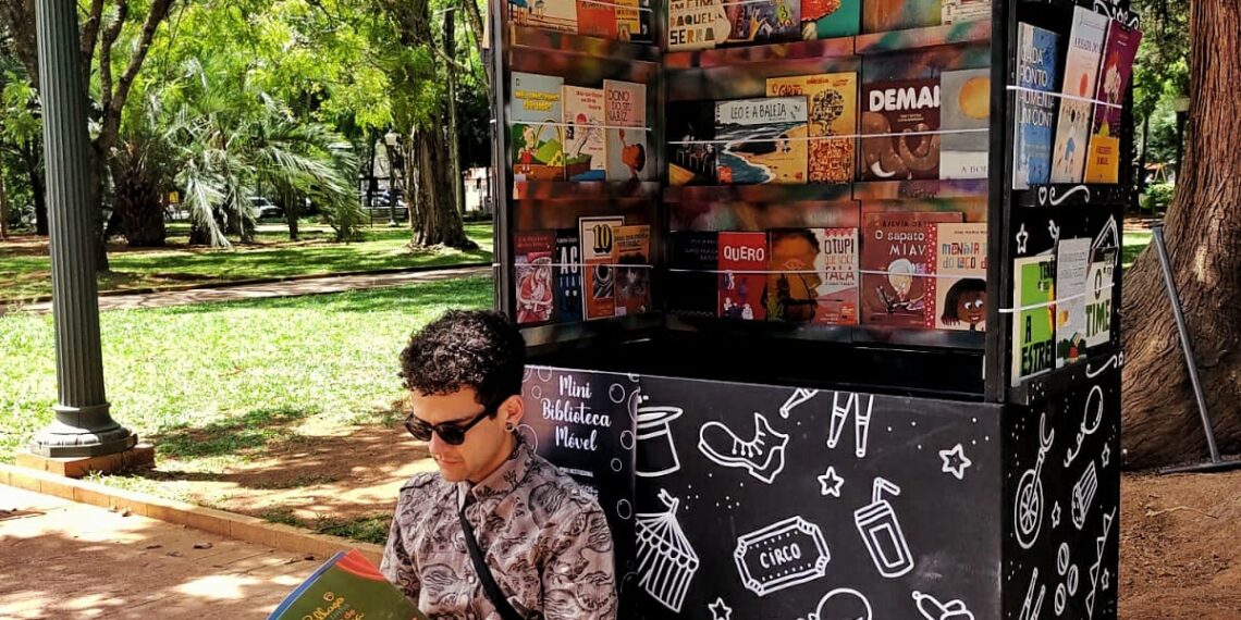 Projeto Mini Biblioteca Móvel aproxima crianças de livros em Poços de Caldas
