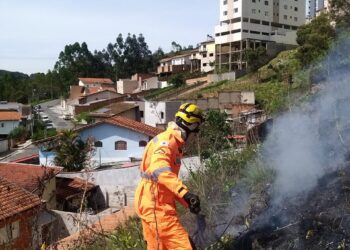 Bombeiros combatem dois incêndios em vegetações em Poços de Caldas