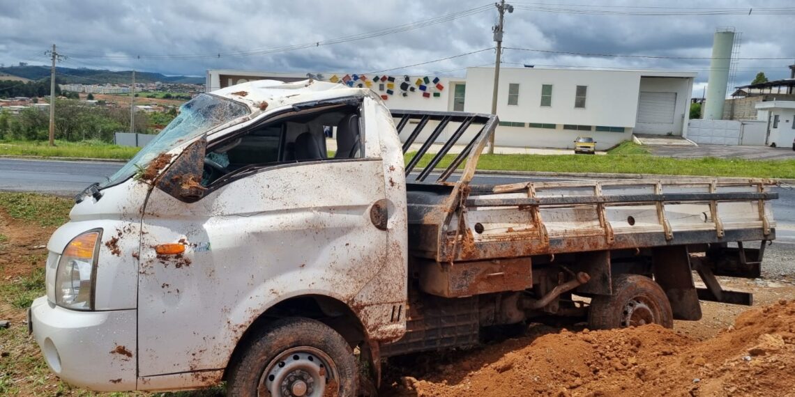 Caminhão sai da pista e tomba na Rodovia do Contorno em Poços de Caldas