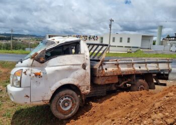 Caminhão sai da pista e tomba na Rodovia do Contorno em Poços de Caldas