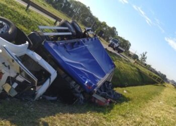 Motorista morre após caminhão tombar na SP -340