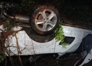 Carro roda em pista e cai em ribanceira próximo a Mogi Mirim