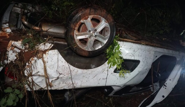 Carro roda em pista e cai em ribanceira próximo a Mogi Mirim