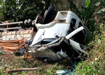 Caminhão tomba entre Poços de Caldas e Águas da Prata