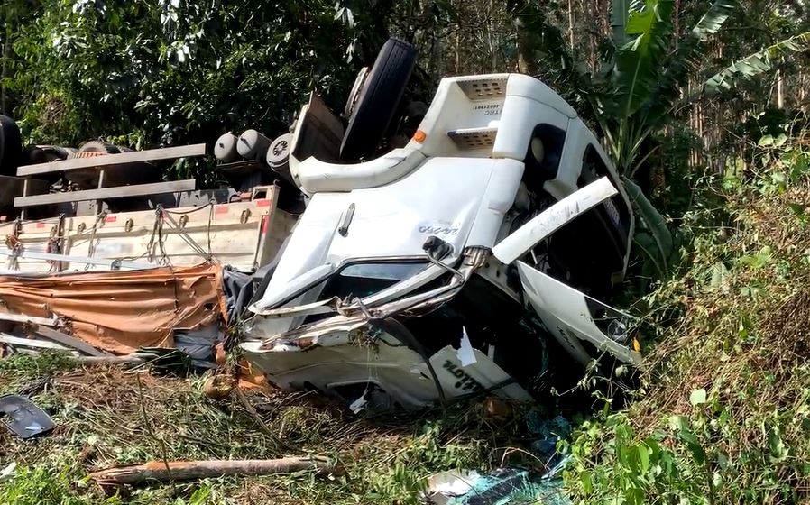 Caminhão tomba entre Poços de Caldas e Águas da Prata