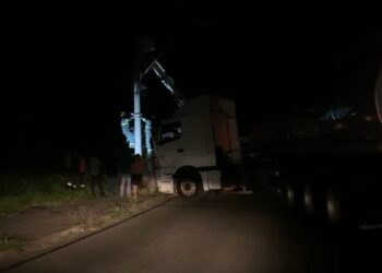 Carreta atinge poste de iluminação em Poços de Caldas