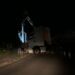 Carreta atinge poste de iluminação em Poços de Caldas