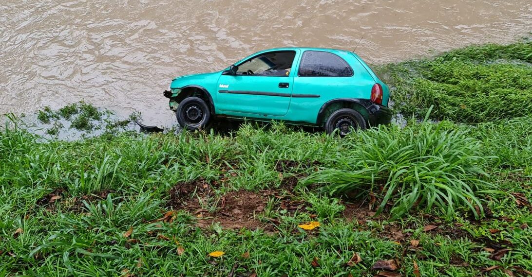 Carro com cinco ocupantes cai dentro de ribeirão em Poços de Caldas