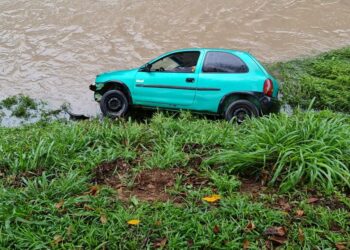 Carro com cinco ocupantes cai dentro de ribeirão em Poços de Caldas