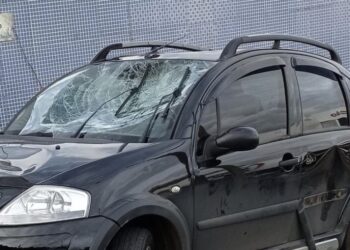 Homem pula em carro da ex-mulher em movimento, danifica o veículo e acaba preso em Poços