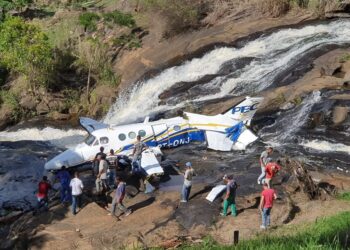 Avião de Marília Mendonça cai em cachoeira no interior de MG