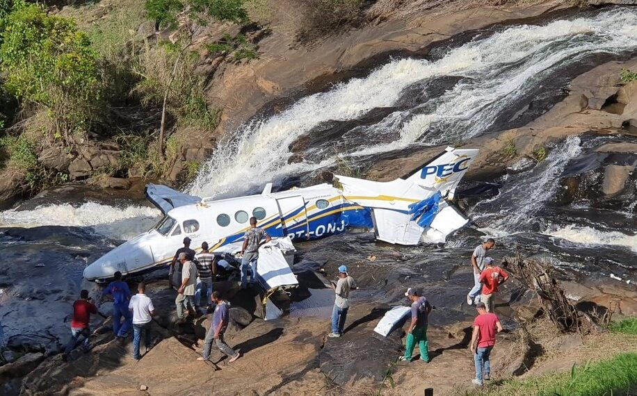 Avião de Marília Mendonça cai em cachoeira no interior de MG