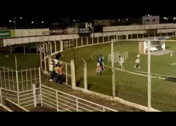 Torcedor leva garrafada