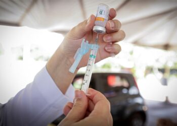 Vacinação contra Covid-19 continua neste sábado em Poços; confira quem será imunizado