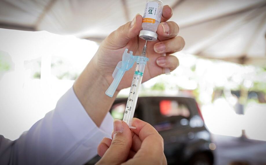 Vacinação contra Covid-19 continua neste sábado em Poços; confira quem será imunizado