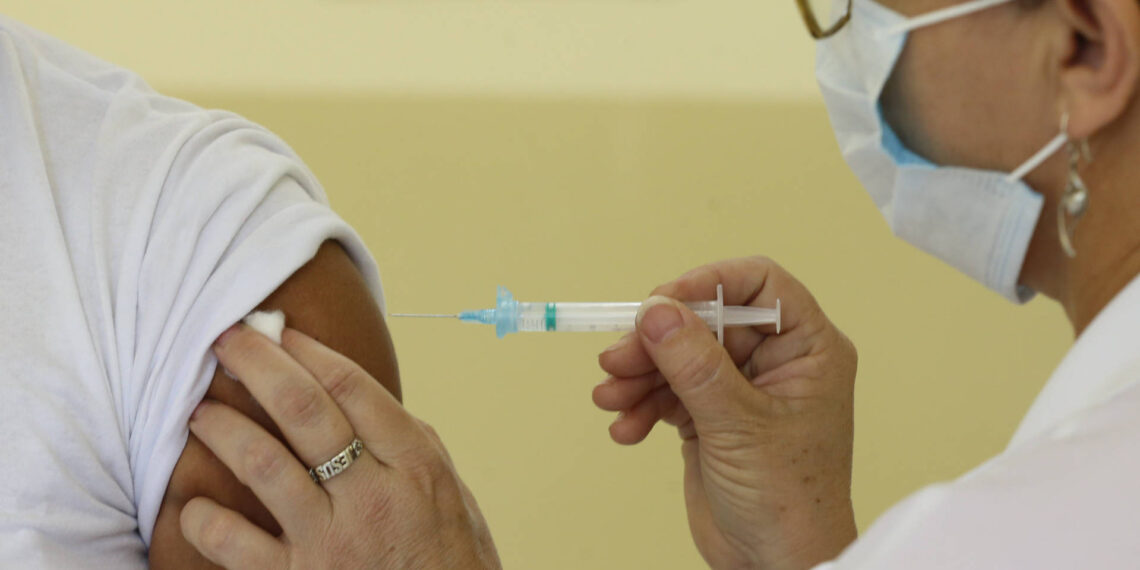 Vacinação contra COVID-19 continua nesta sexta em Poços de Caldas