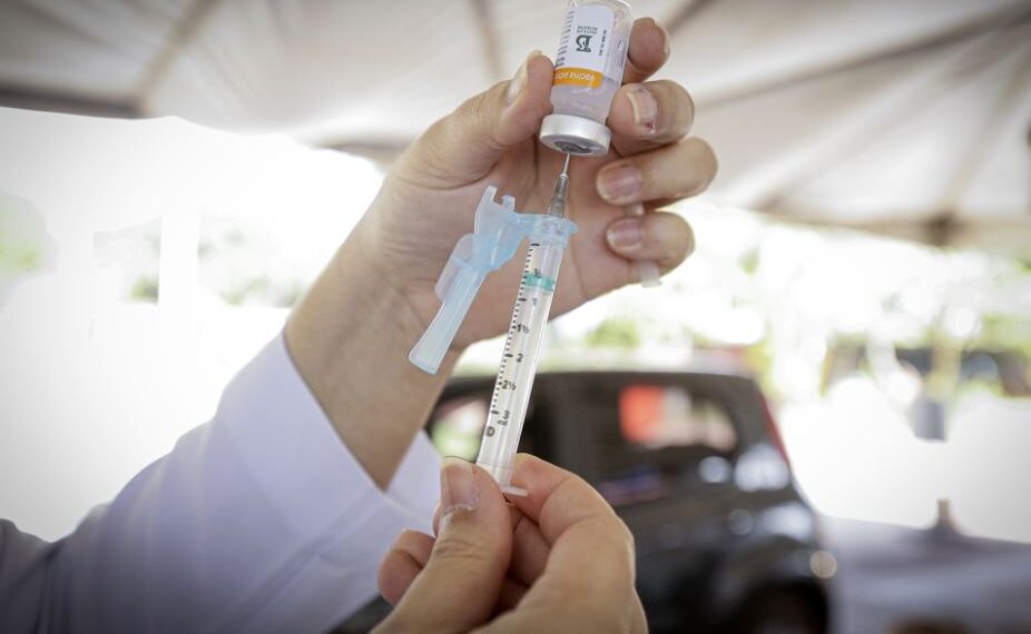 Vacinação contra Covid-19 em Poços continua nesta terça; confira quem recebe as doses