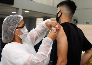 Vacinação contra COVID-19 para adolescentes com 12 anos começa amanhã em Poços