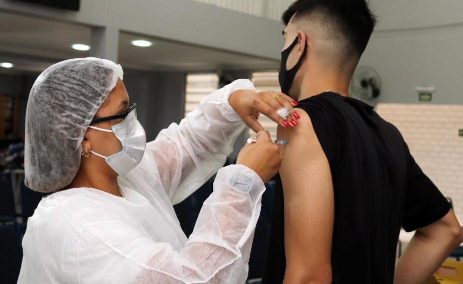 Vacinação contra COVID-19 para adolescentes com 12 anos começa amanhã em Poços