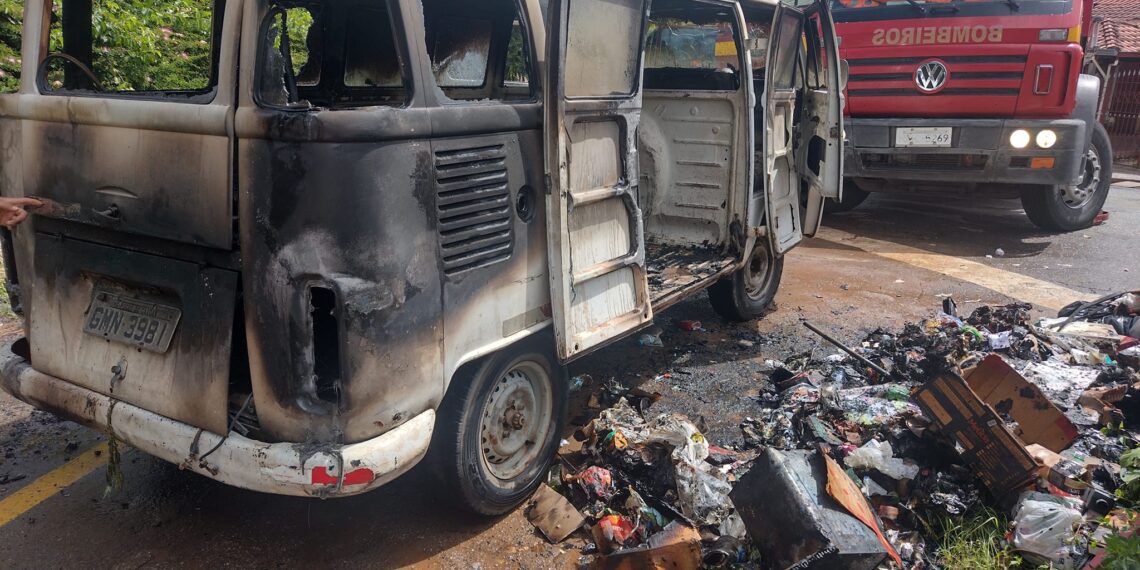 Kombi de catador de recicláveis pega fogo em Poços de Caldas