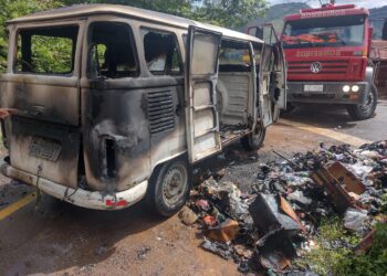 Kombi de catador de recicláveis pega fogo em Poços de Caldas