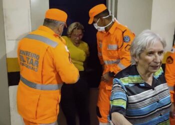 Susto: mulheres ficam presas em elevador e são socorridas por bombeiros