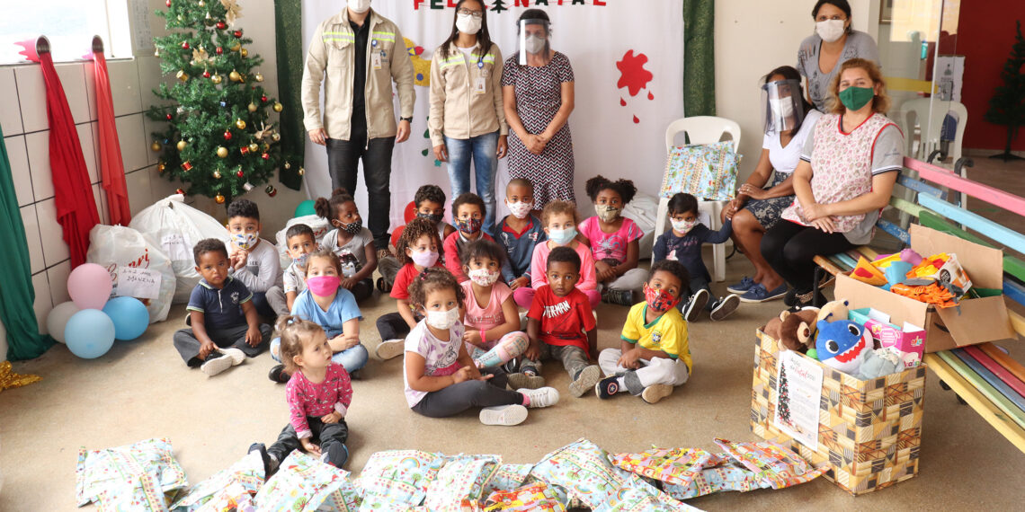 Voluntários da Alcoa se unem para fazer alegria de 160 crianças em Poços