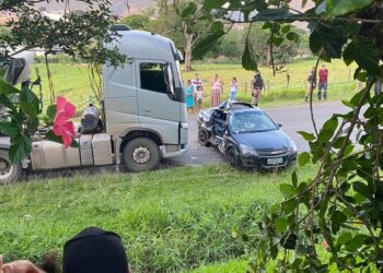 Acidente entre carro e caminhão mata uma pessoa em Andradas