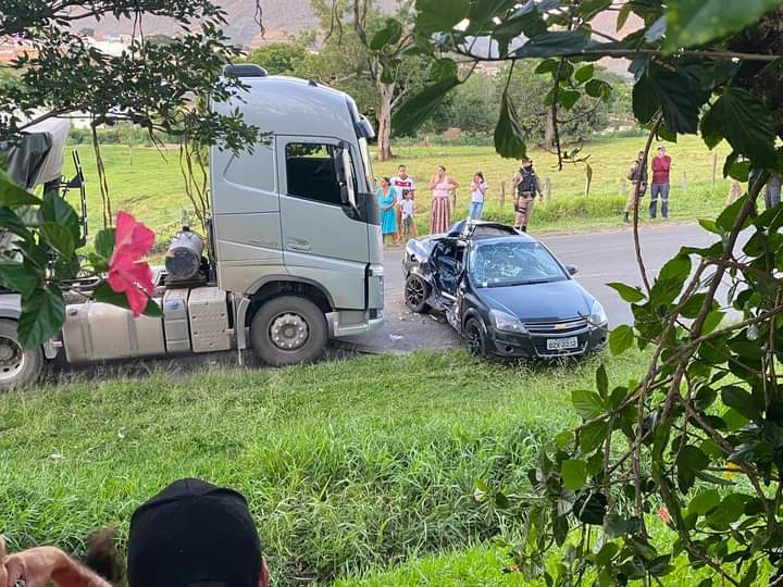 Acidente entre carro e caminhão mata uma pessoa em Andradas