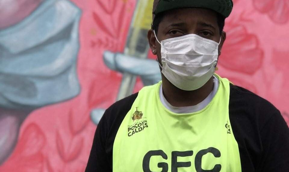 Homem se recusa a ser atendido por jovem negro em sala de vacinas de Poços de Caldas