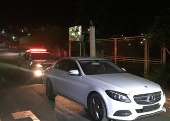 Criminosos furtam carro de luxo e bebidas em Poços de Caldas