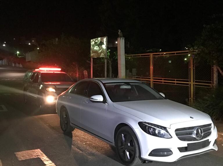 Criminosos furtam carro de luxo e bebidas em Poços de Caldas