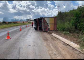 Caminhão tomba na Rodovia do Contorno em Poços de Caldas