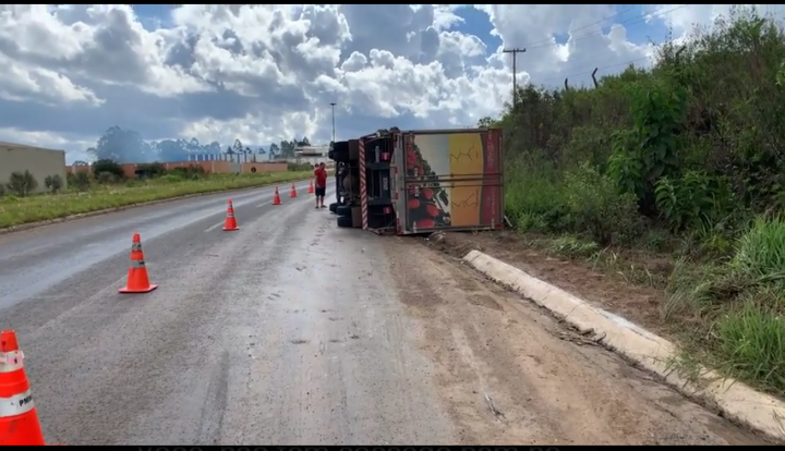 Caminhão tomba na Rodovia do Contorno em Poços de Caldas