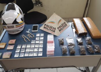 PM apreende mais de 2 quilos de drogas durante abordagens em Poços