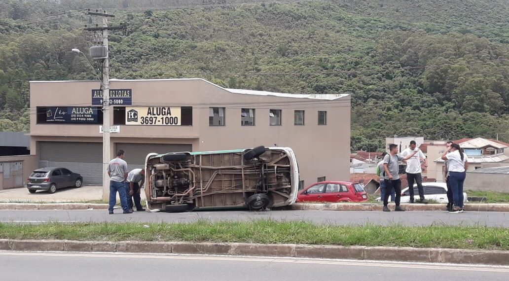 Kombi de supermercado tomba em avenida em Poços de Caldas