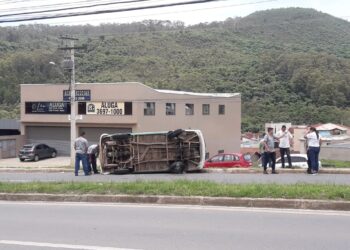 Kombi de supermercado tomba em avenida em Poços de Caldas