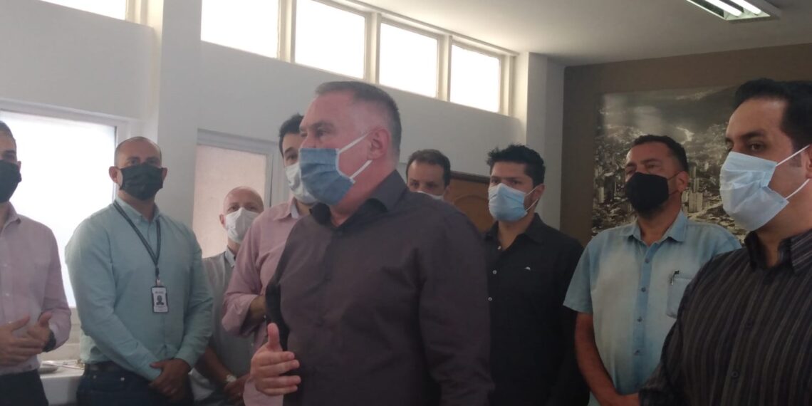 Prefeito Sérgio Azevedo anuncia criação de carruagens elétricas para substituir charretes em Poços