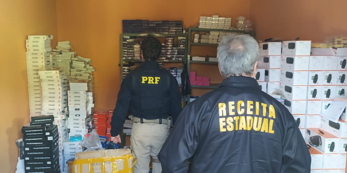 Produtos apreendidos em megaoperação são levados para depósito da Receita Federal em Poços