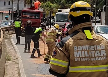 Em Poços, meia pista da Avenida Francisco Salles é interditada após ônibus derramar óleo